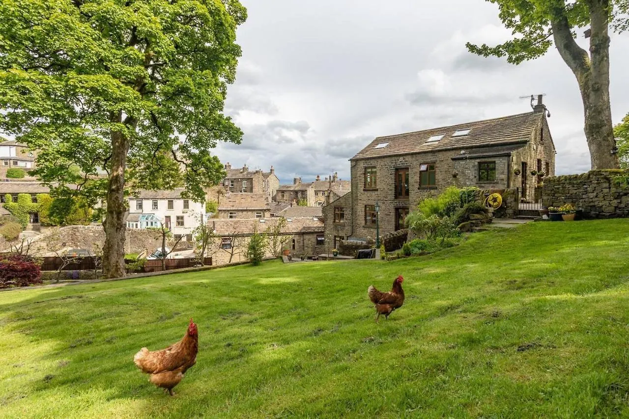 Delightful 2 Bed Flat In Old Mill-Private Garden Apartment Keighley