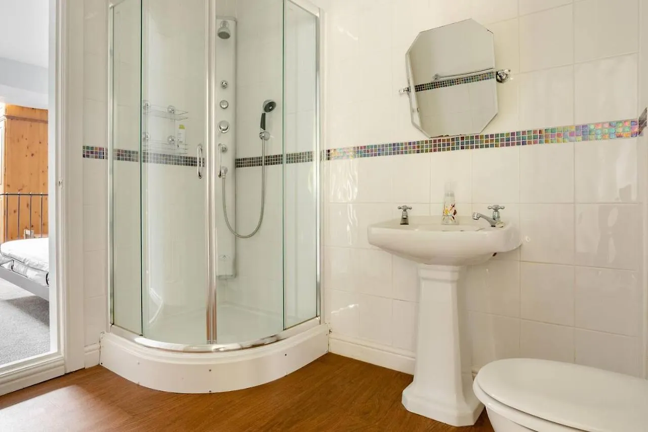 Delightful 2 Bed Flat In Old Mill-Private Garden Apartment Keighley