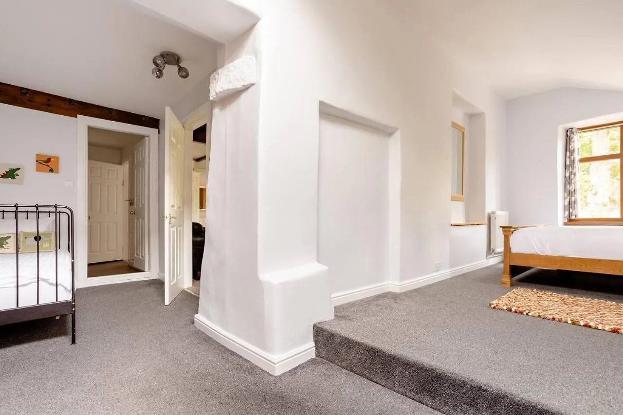 Delightful 2 Bed Flat In Old Mill-Private Garden Apartment Keighley
